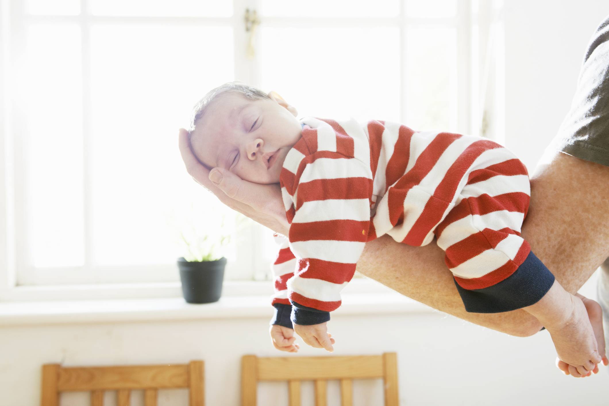 Грудной ребенок не может заснуть даже на руках, что делать, чтобы нормализовать сон ребенка