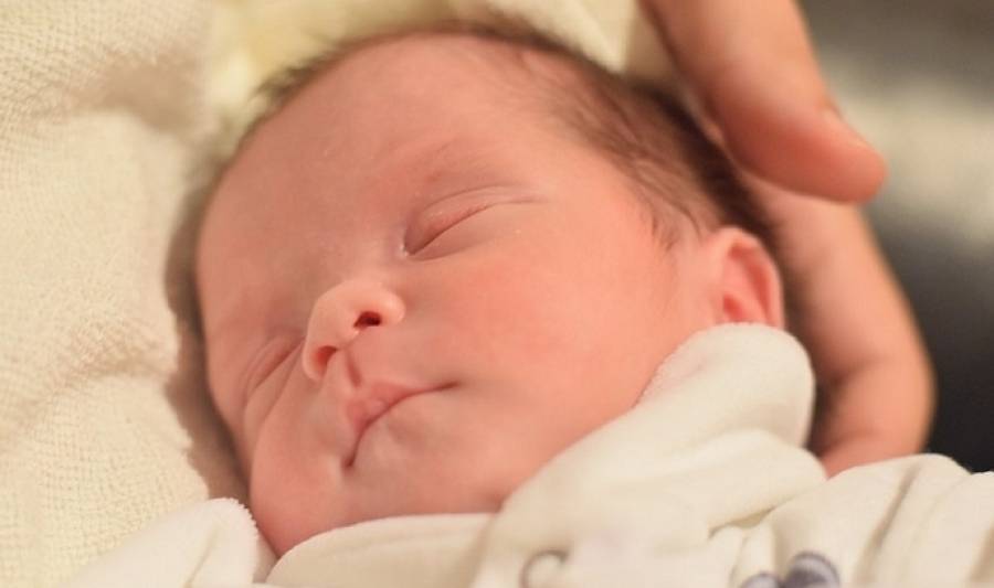 Как разбудить новорожденного для кормления ночью и днем