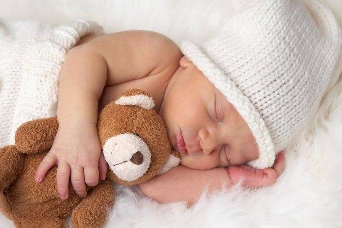 Новорожденный кряхтит и тужится во сне: причины и решение