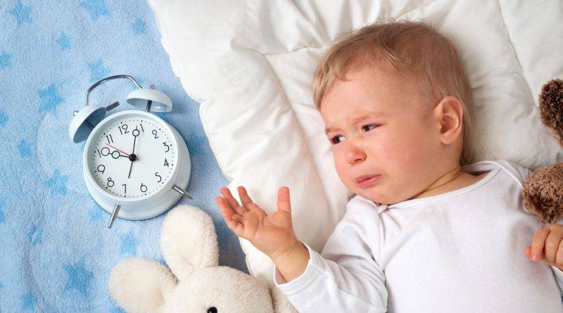 Как научиться укладывать ребенка спать без укачивания