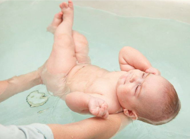 Как правильно держать новорожденную девочку при подмывании над раковиной? - как держать новорожденную девочку - запись пользователя мария (ya-maha) в сообществе здоровье новорожденных в категории особенности девочек - babyblog.ru