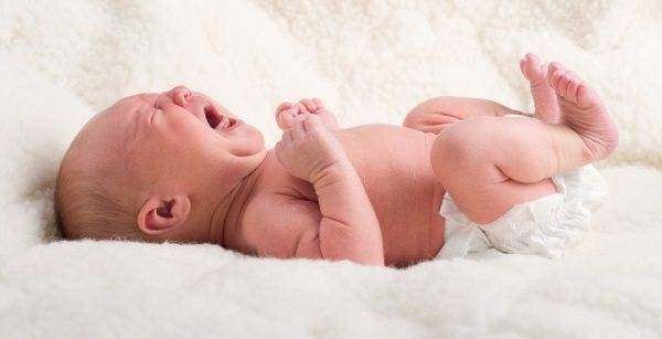 Колики у новорожденного при грудном и искусственном вскармливании