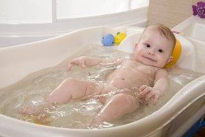 Как купать новорожденного и малыша до года