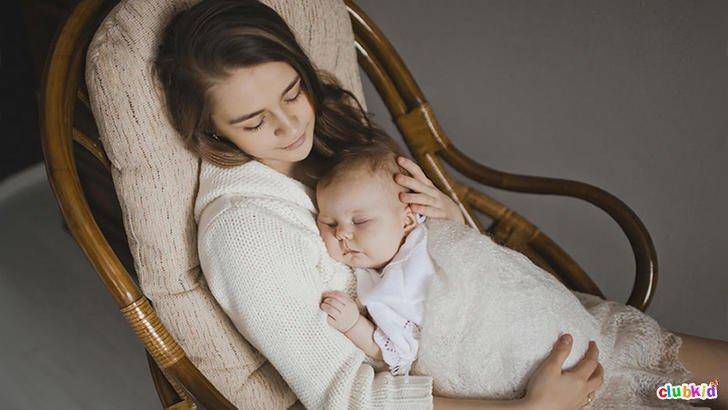 Как отучить грудного ребенка засыпать у мамы на руках?
