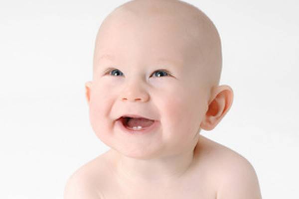 У ребенка в 8 месяцев нет зубов, это нормально?