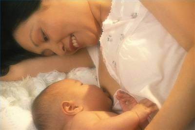 Как долго мама должна кормить малыша грудным молоком, чтобы ребенок вырос максимально здоровым?