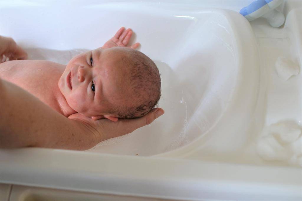 Medweb - водные процедуры для младенца: 9 вопросов о купании новорожденного