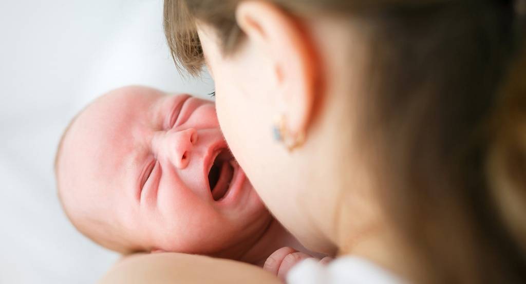Когда начинаются и почему бывают колики у новорожденных