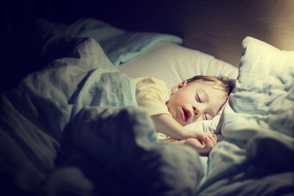 Почему ребёнок спит с приоткрытыми глазами или открытым ртом