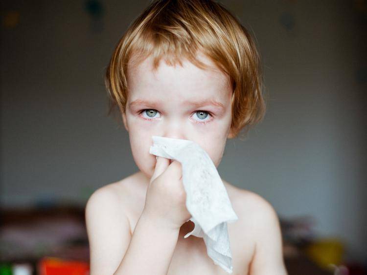 Что делать, если у ребенка болит шея с одной стороны и температура?