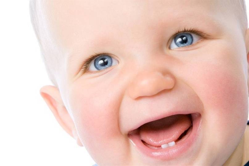 Каковы сроки прорезывания молочных зубов у детей?