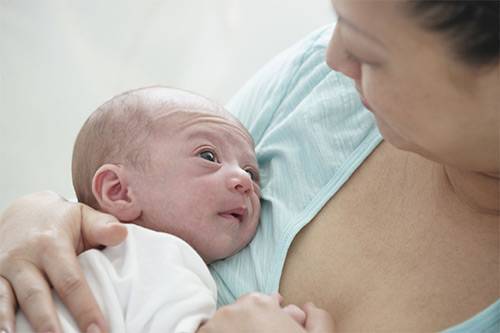 Можно ли капать материнское молоко в нос при насморке у грудничка