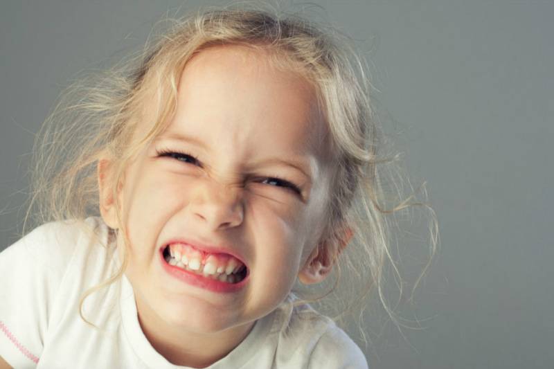 7 основных причин, почему ребенок скрипит зубами во сне