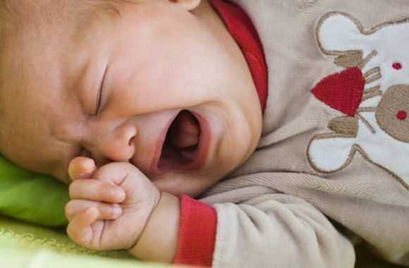 Почему новорожденный плачет во сне — причины