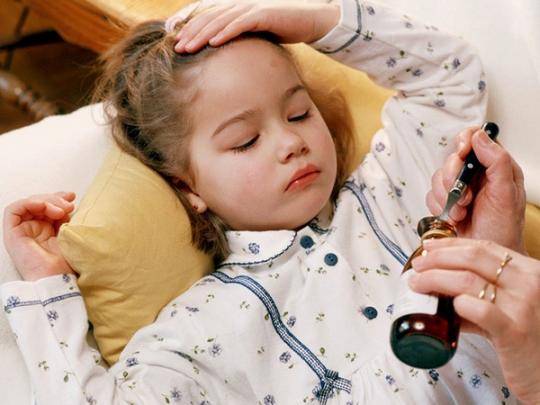 У ребенка болит живот и температура: что делать?