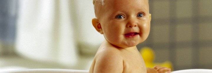 Полезная и успокоительная ванночка: как и зачем купать новорожденного в череде?