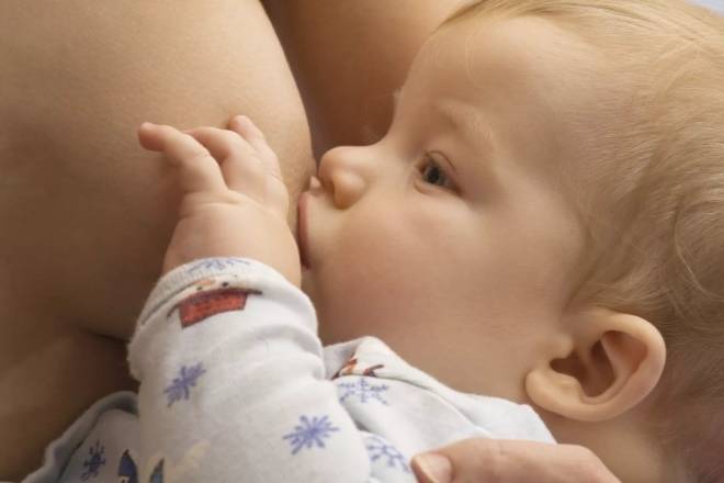Ребенок срыгивает после каждого кормления грудным молоком, смесью – причины. срыгивание у новорожденных – норма
