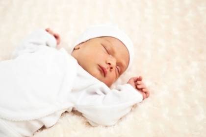 В какой позе должен спать новорожденный?