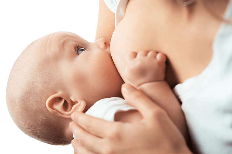 Опасна ли икота у новорожденных после кормления, и что делать для ее устранения