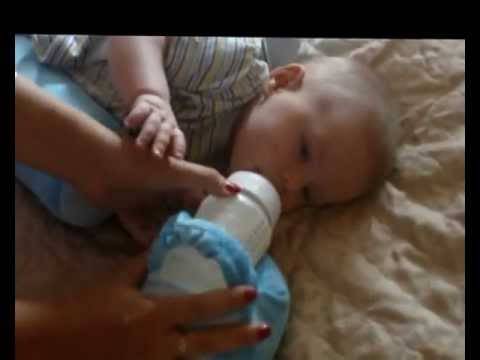 Как правильно кормить новорожденного из бутылочки: смесью, молоком
