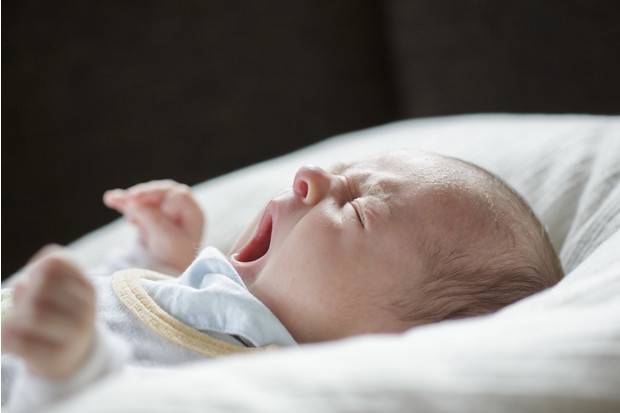 Ребенок много спит и капризничает. почему капризничает новорожденный ребенок и что делать