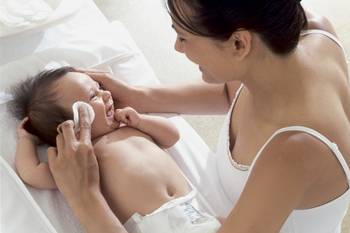 Новорожденный ребенок: уход за глазами, ушами, носом и ногтями младенца