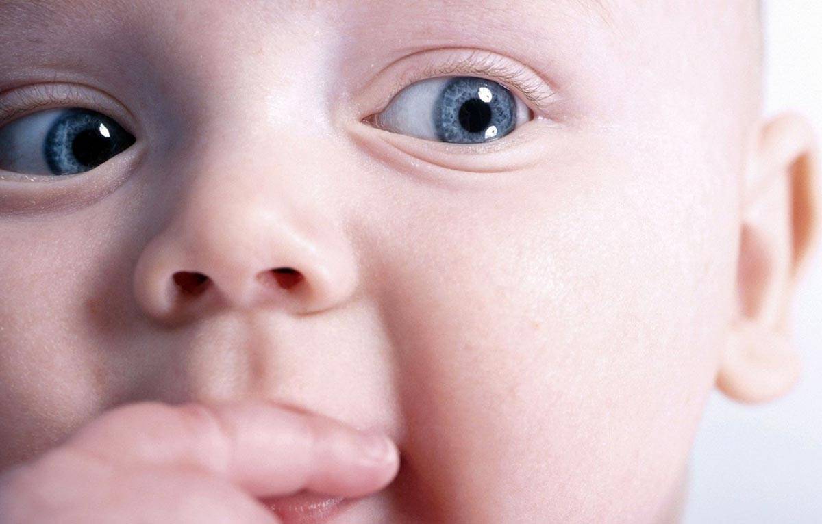 У малыша появились отеки под глазами: причины и лечение.