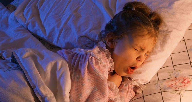 Сильный кашель перед сном у ребенка — возможные причины