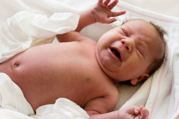 Почему у новорожденного ребенка иногда трясется подбородок?