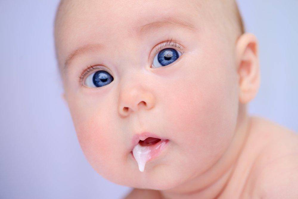 До скольки месяцев ребенок срыгивает после еды — норма, отклонения