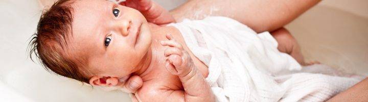 Как правильно купать новорожденную девочку? правила общей и интимной гигиены ребенка
