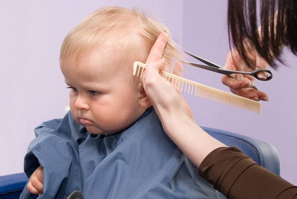 Обязательно ли подстригать ребенка в год налысо. так ли обязательно стричь ребенка в год – развенчиваем современные мифы