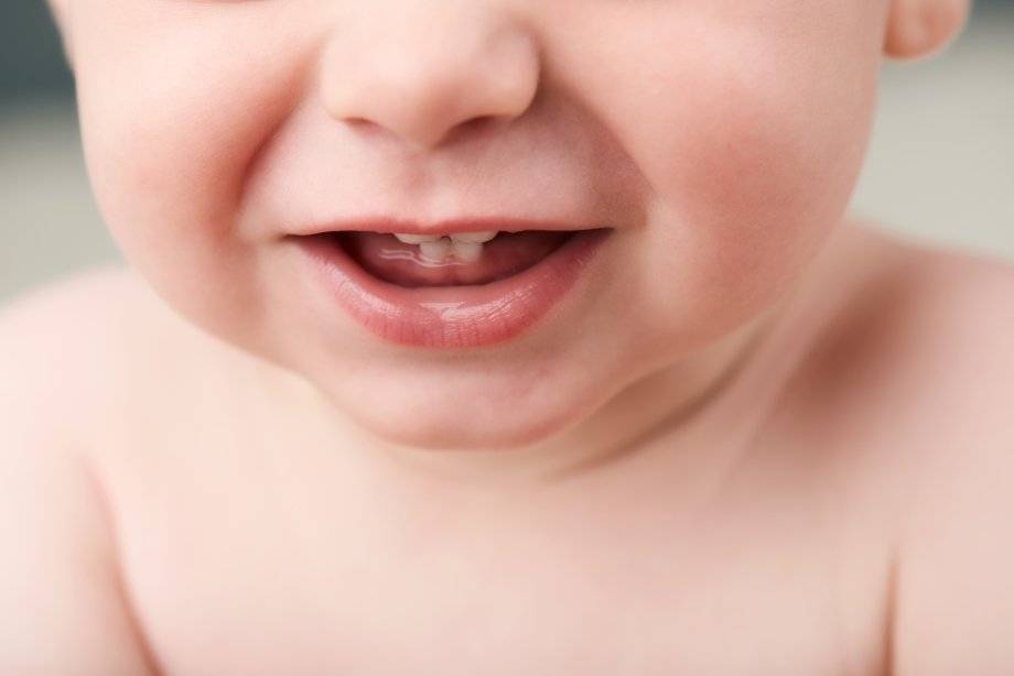 Какие зубы режутся первыми у детей?