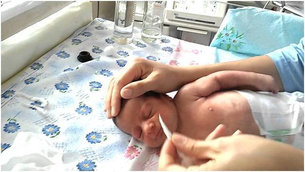 Как почистить носик новорожденному от соплей и козявок жгутиком или аспиратором