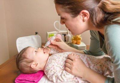 Школа мам: как правильно почистить носик новорожденному