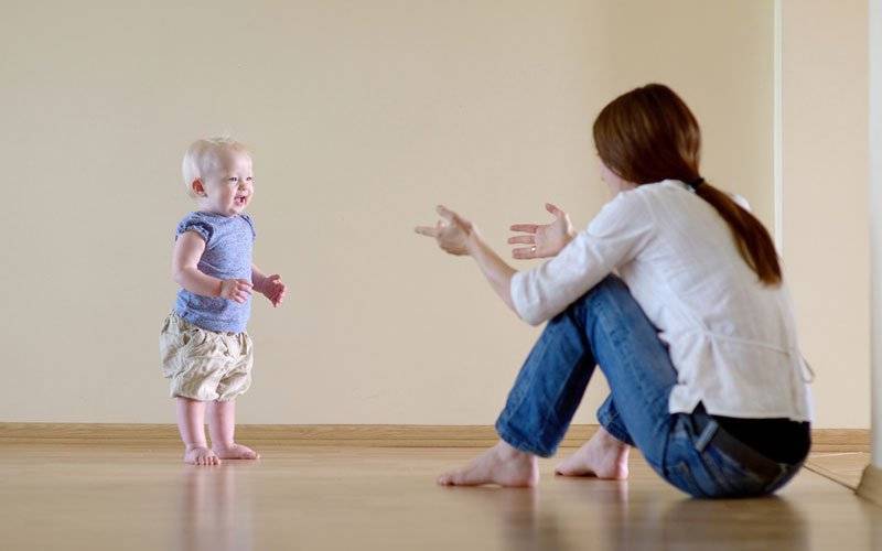 Этапы развития ребенка: начал ползать, агукать, ходить, улыбаться, говорить и т.д.