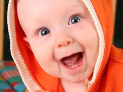 Режутся первые зубы у ребенка: терпеливо наблюдать или активно вмешиваться?