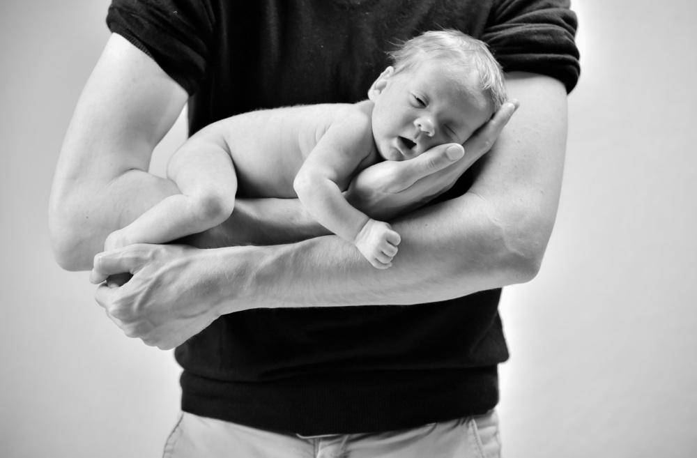 Как правильно держать ребенка в 3 месяца. учимся носить грудничка на руках