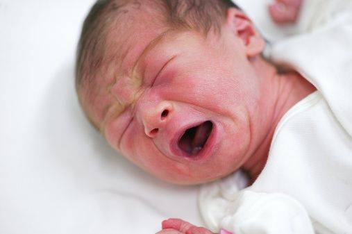 Новорожденный ребенок плачет и выгибается дугой: почему и что делать?