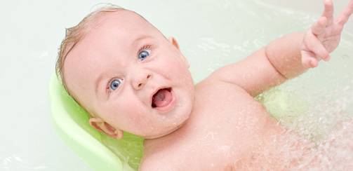 Что делать если при купании ребенку в ухо попала вода?