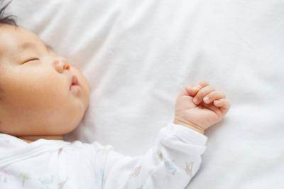 Почему младенец часто дышит во сне?
