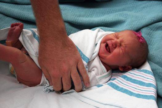 Пеленать ли новорожденного: за и против