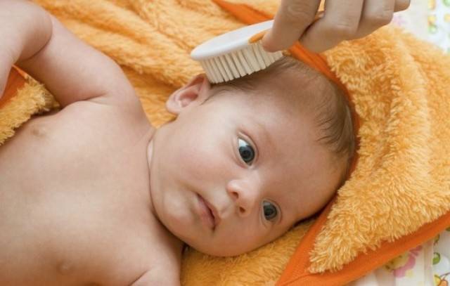 Расскажите, как подробно вычесывать корочки на голове у малыша??