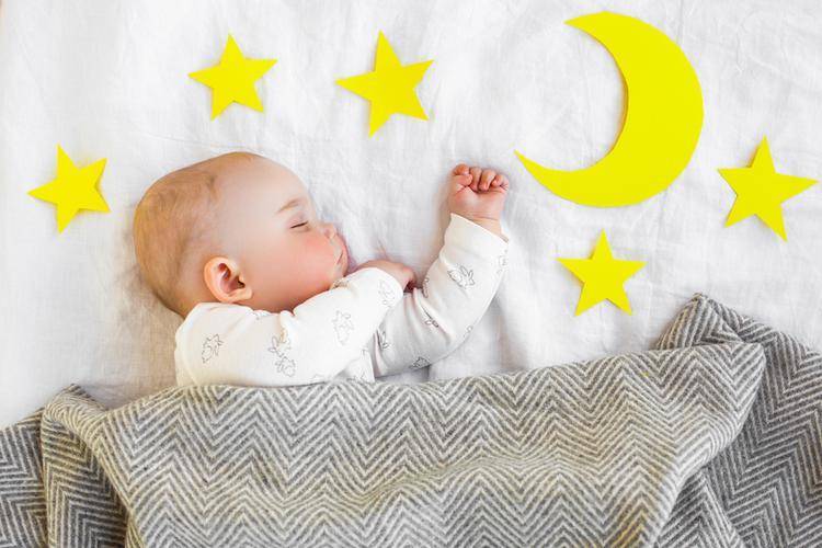 Сколько должен спать ребенок в 6 месяцев: нормы дневного и ночного сна