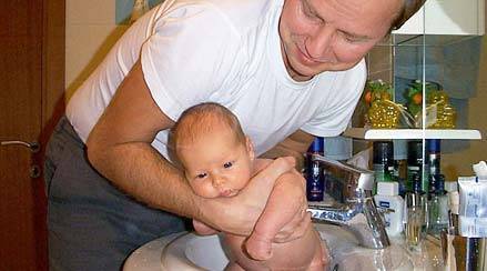 Как правильно держать новорожденного ребенка при подмывании?