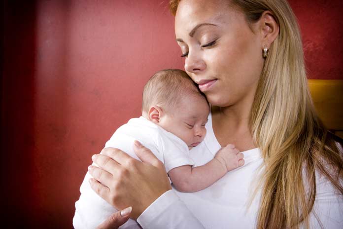 Как держать новорожденного столбиком после кормления: сколько держать, обязательно ли