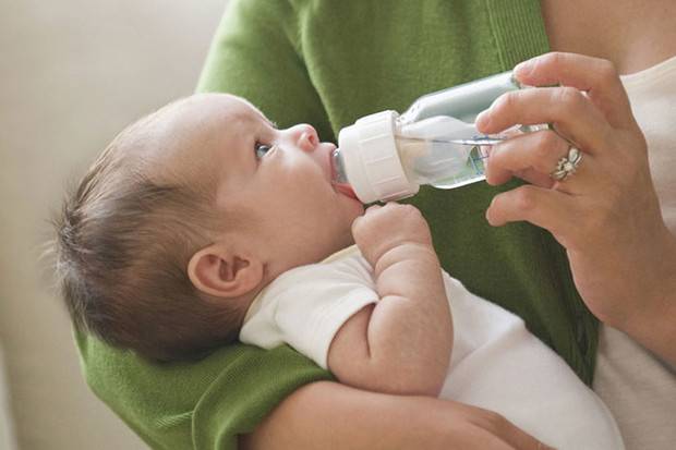 Вода в рационе малыша: когда и чем поить кроху