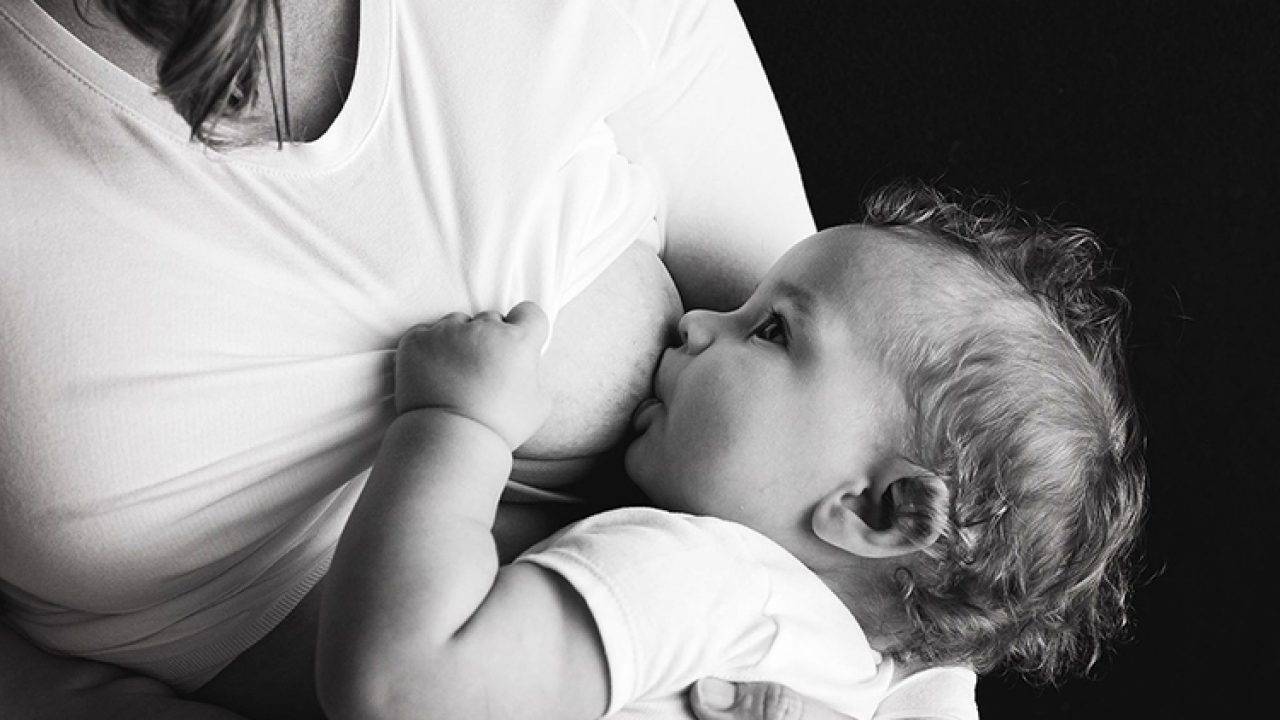 Стоит ли закапывать грудное молоко в нос малышу во время насморка?