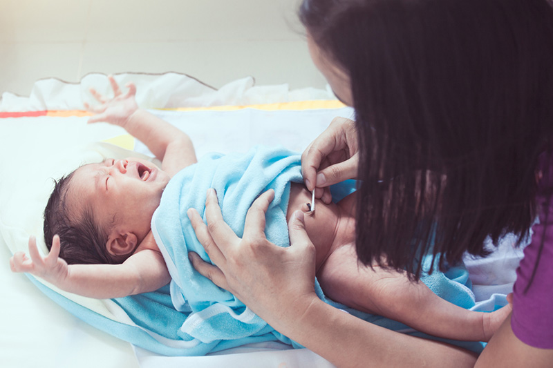 Уход за пупком новорожденного с прищепкой: чем и как правильно обрабатывать?