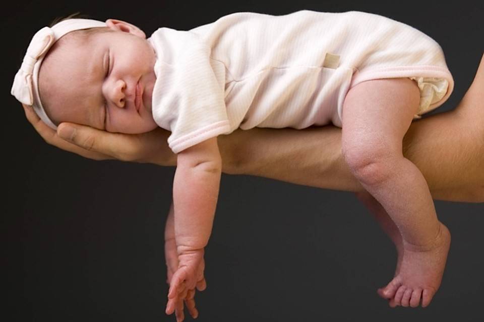 Как правильно держать новорождённого младенца